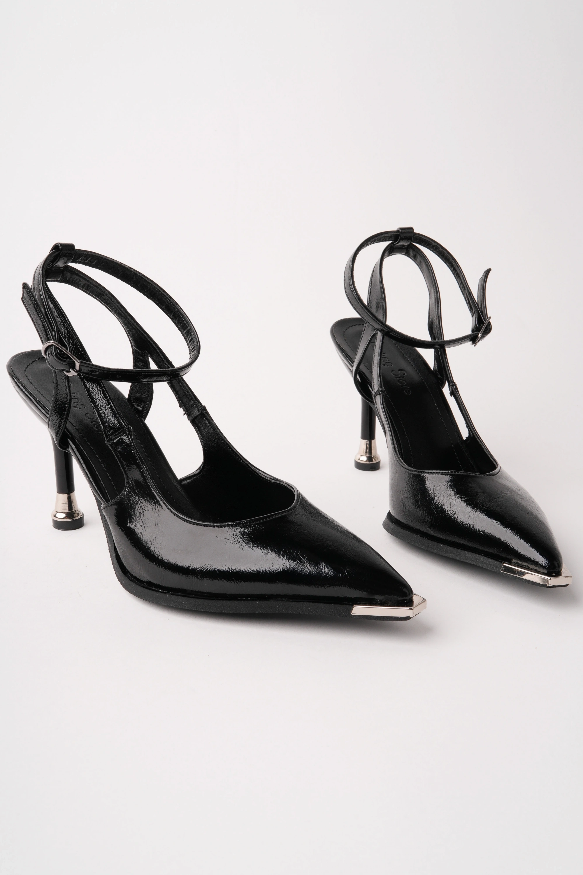 Kadın Siyah Kırışık Rugan Metal Burun Detaylı Topuklu Ayakkabı