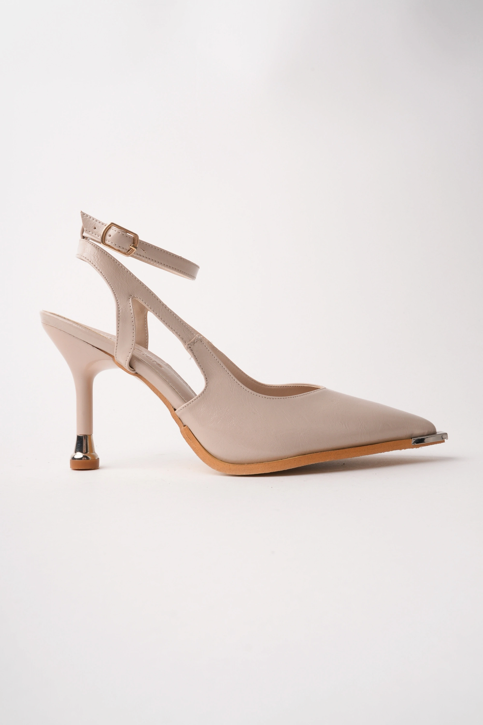 Kadın Bej Rengi Kırışık Rugan Metal Burun Detaylı Topuklu Ayakkabı