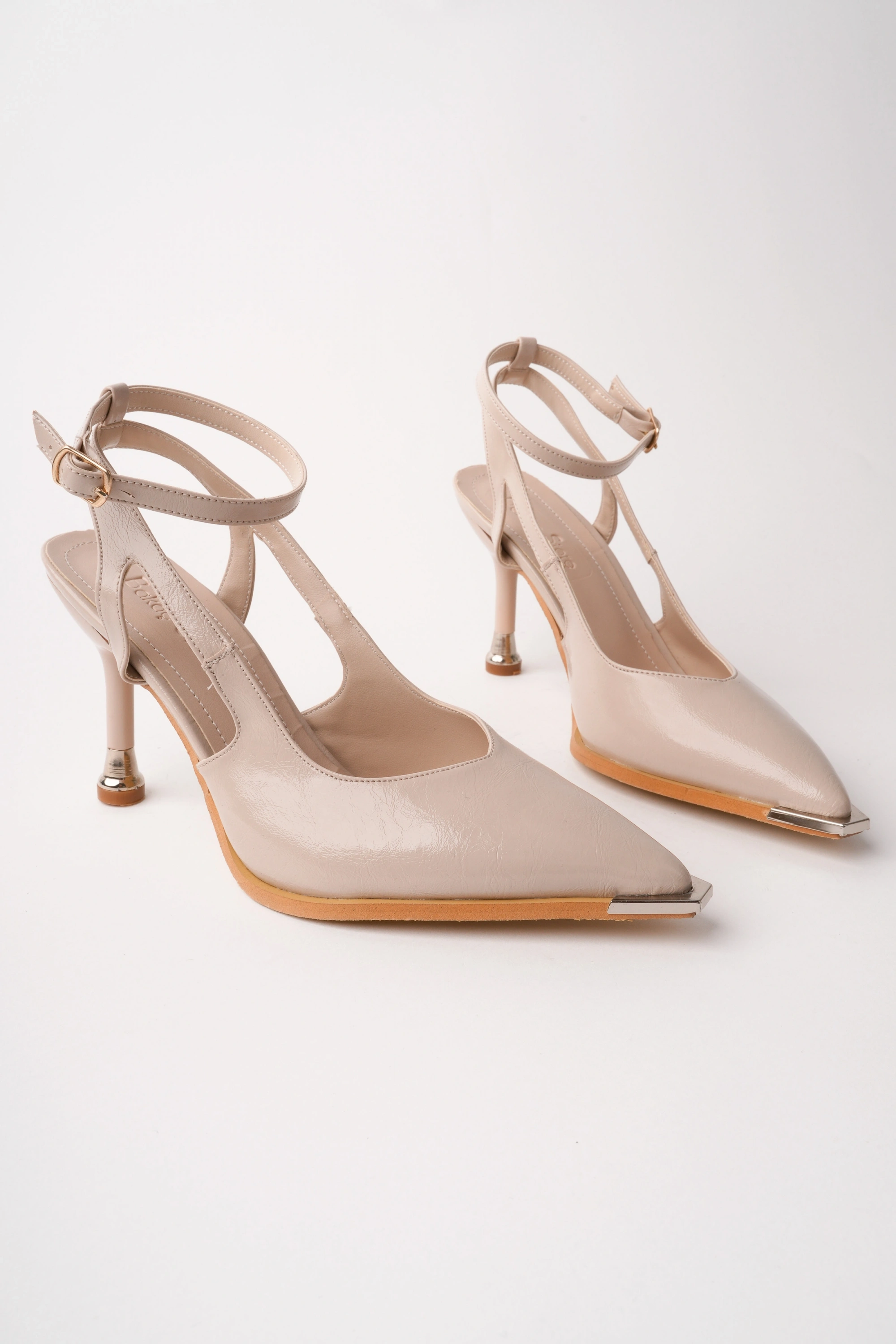 Kadın Bej Rengi Kırışık Rugan Metal Burun Detaylı Topuklu Ayakkabı