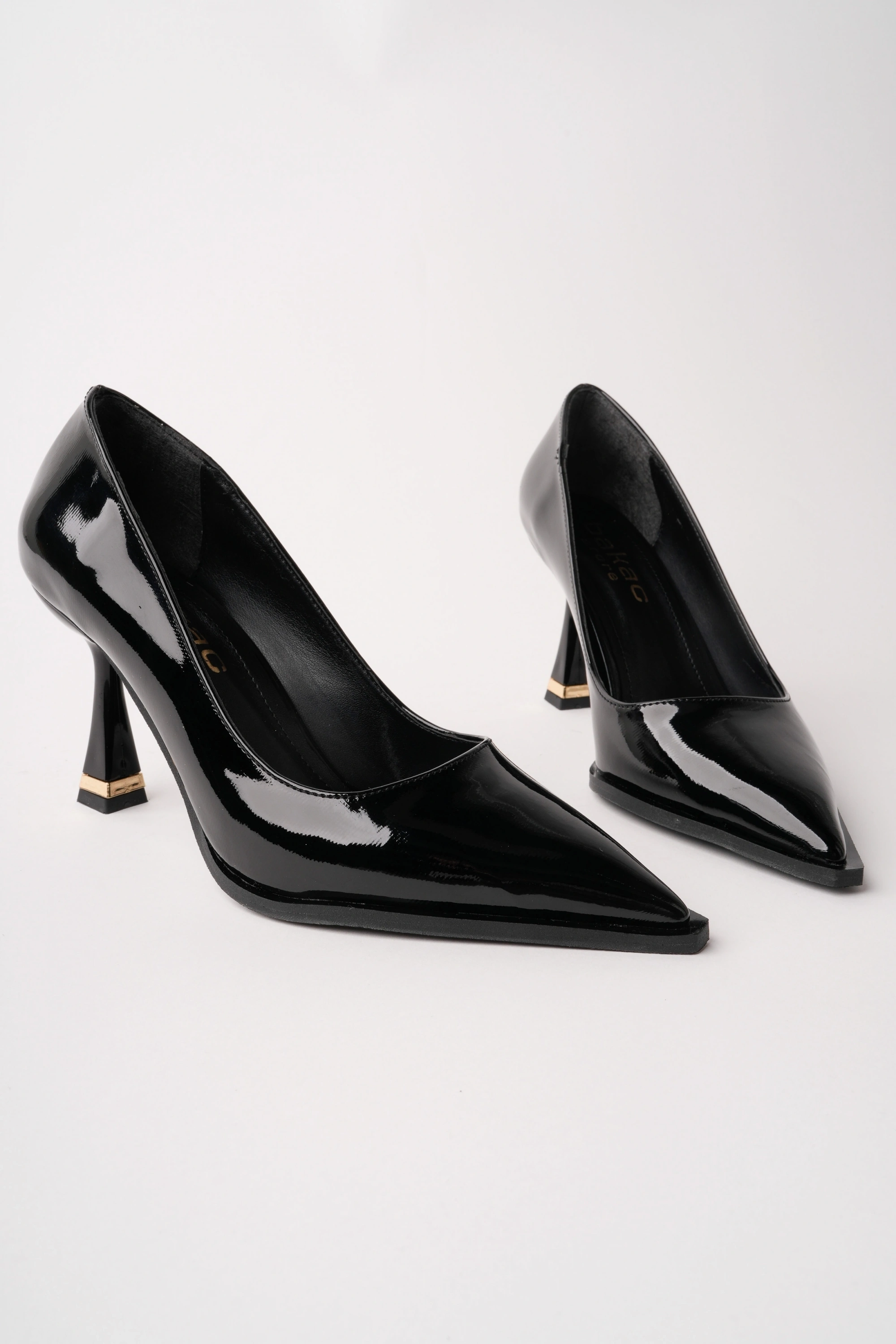 Siyah Rugan Sivri Burun Şık Topuklu Ayakkabı