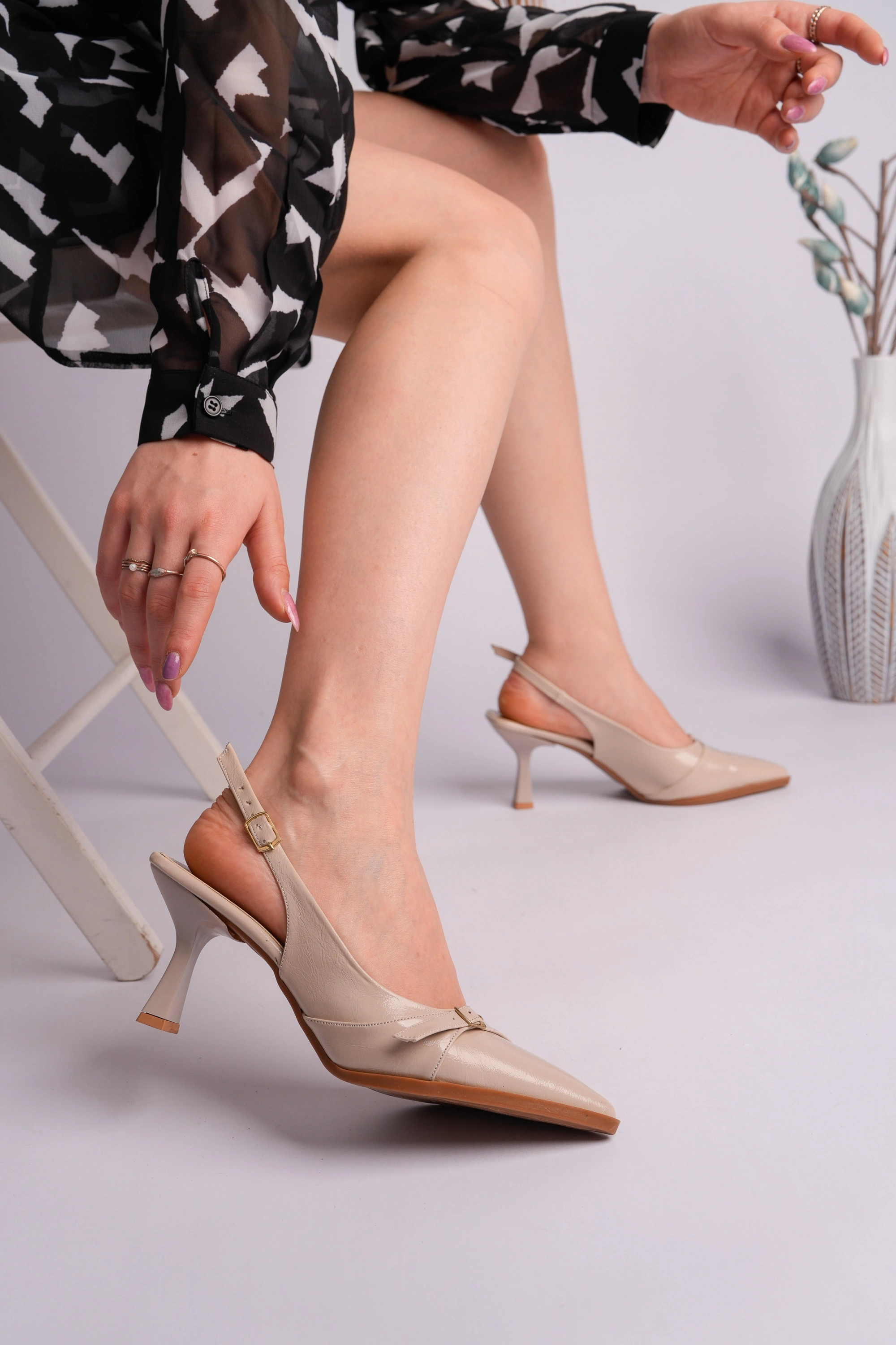 Kadın Bej Rengi Arkası Açık Toka Detaylı Sivri Burun Topuklu Ayakkabı