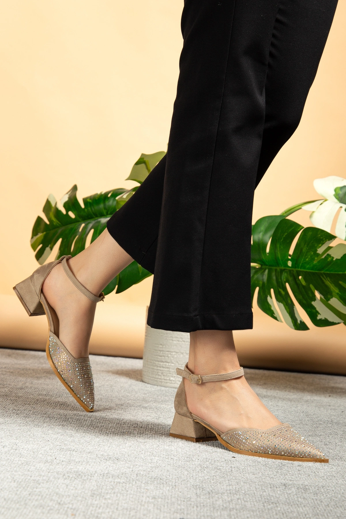 Kadın Bej Parlak Taşlı Süet Kumaş Kısa Topuklu Ayakkabı