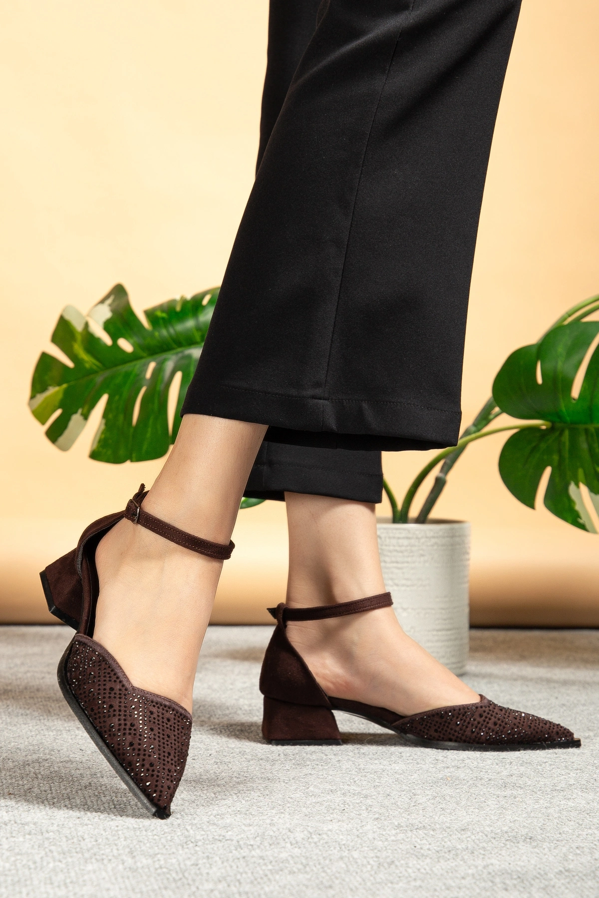 Kadın Acı Kahverengi Parlak Taşlı Süet Kumaş Kısa Topuklu Ayakkabı