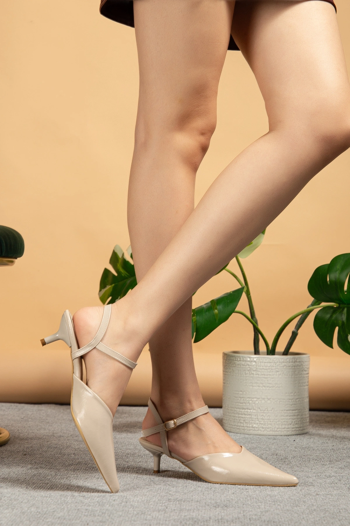 Kadın Bej Rengi Kırışık Rugan Sivri Burun Kısa Topuklu Ayakkabı