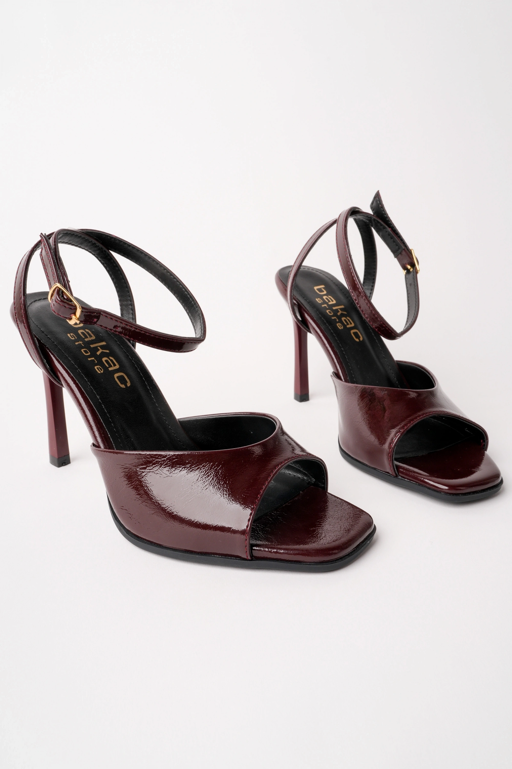 Kadın Bordo Kırışık Rugan Önü Açık Tek Bantlı Topuklu Ayakkabı