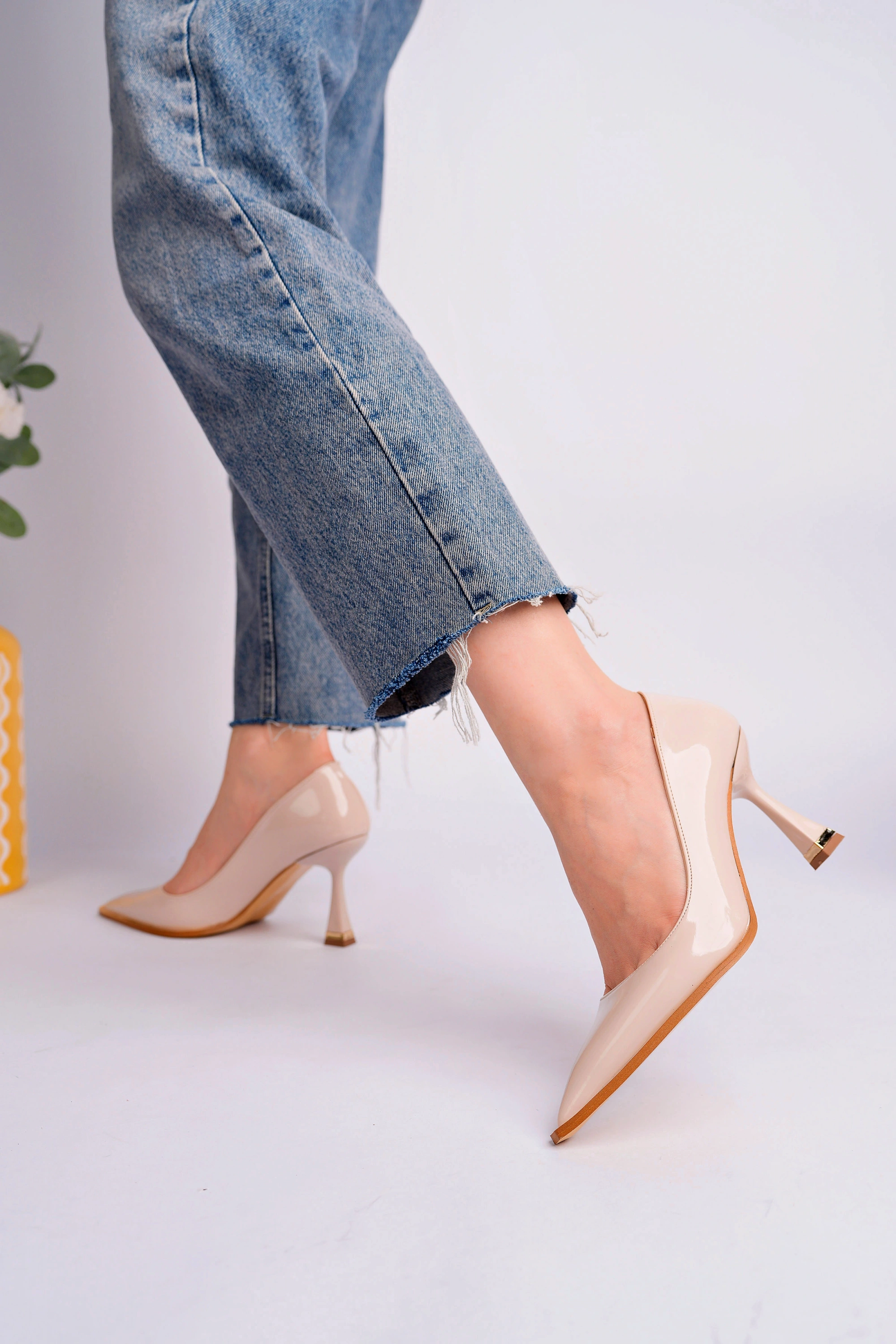 Kadın Bej Rugan Sivri Burun Şık Topuklu Ayakkabı