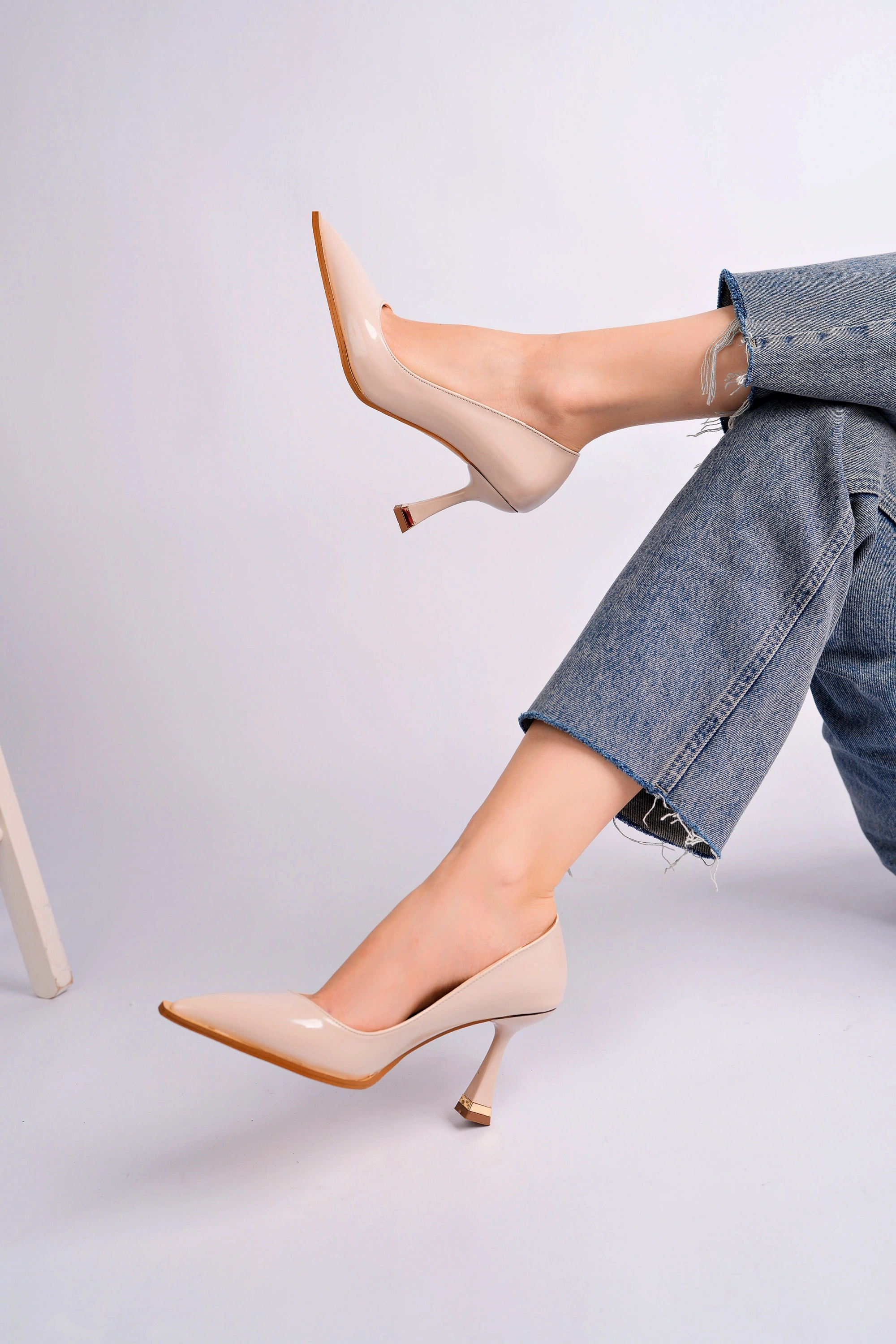 Kadın Bej Rugan Sivri Burun Şık Topuklu Ayakkabı