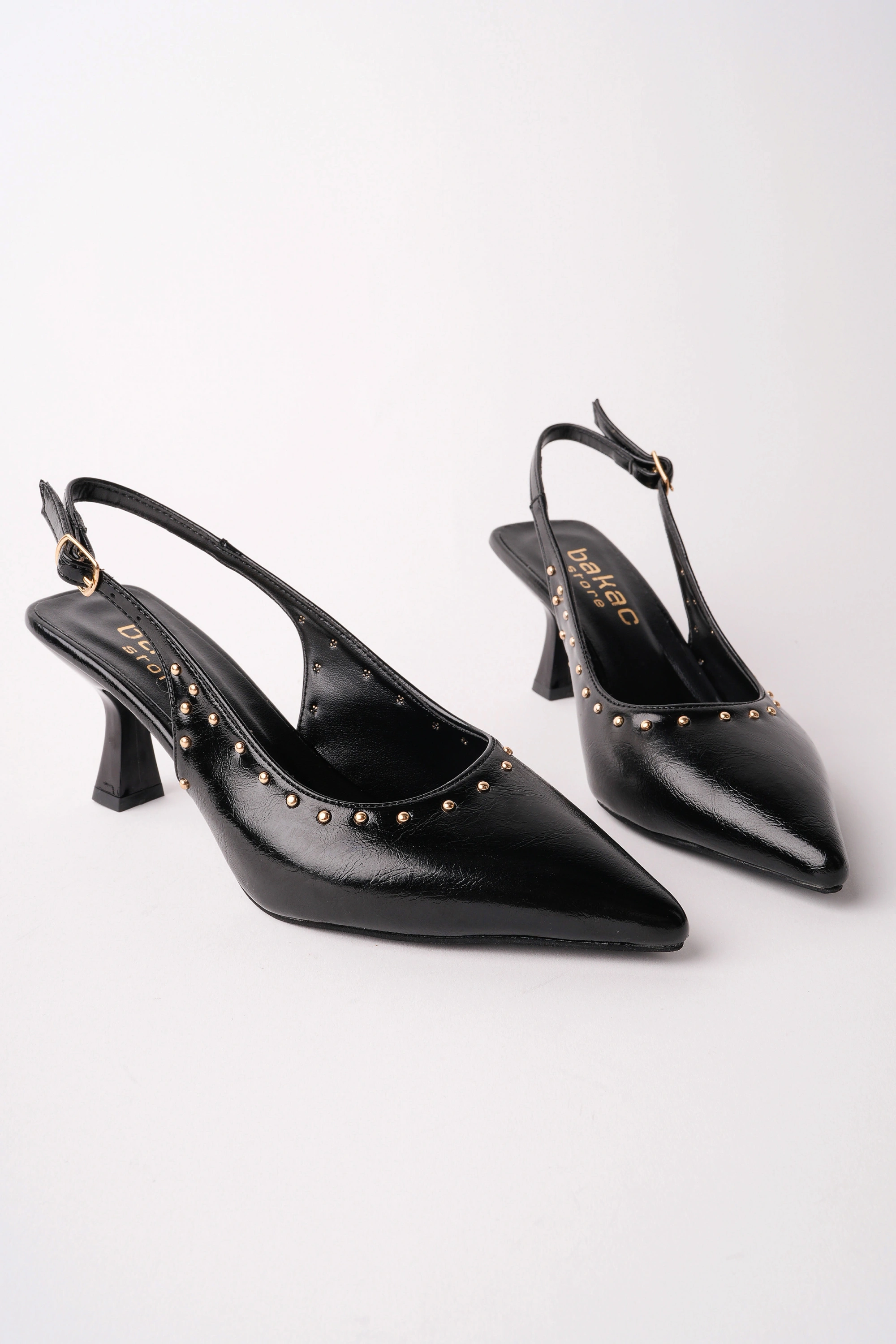 Kadın Siyah Zımba Detaylı Sivri Burun Topuklu Ayakkabı