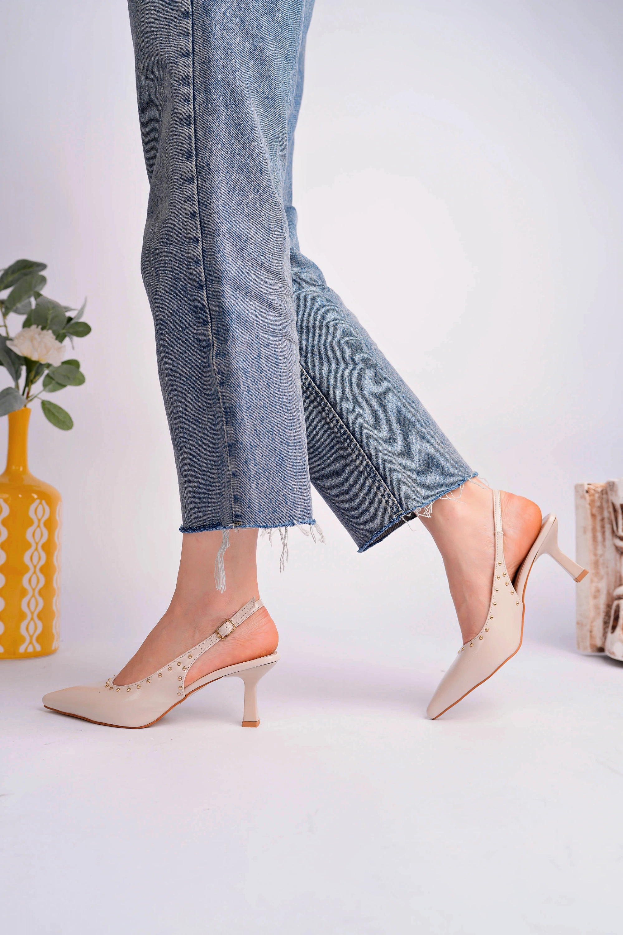 Kadın Bej Zımba Detaylı Sivri Burun Topuklu Ayakkabı