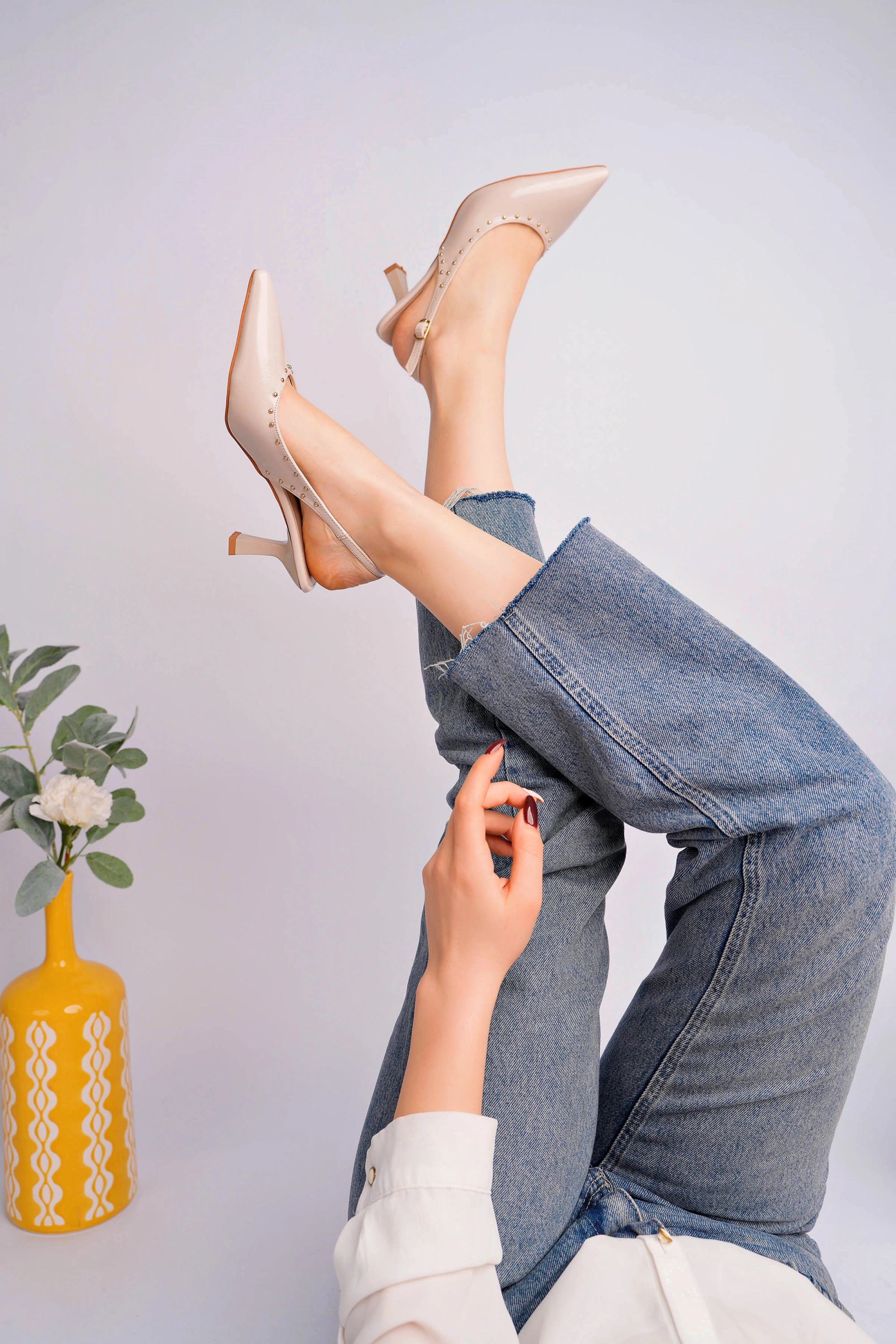 Kadın Bej Zımba Detaylı Sivri Burun Topuklu Ayakkabı