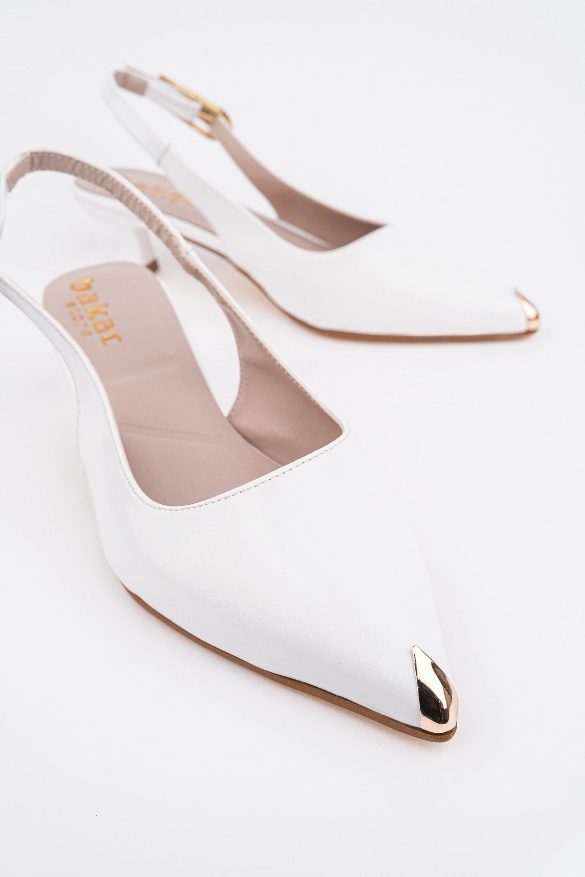 Kadın Beyaz Kırışık Rugan Burunluk Detaylı Kısa Topuklu Ayakkabı