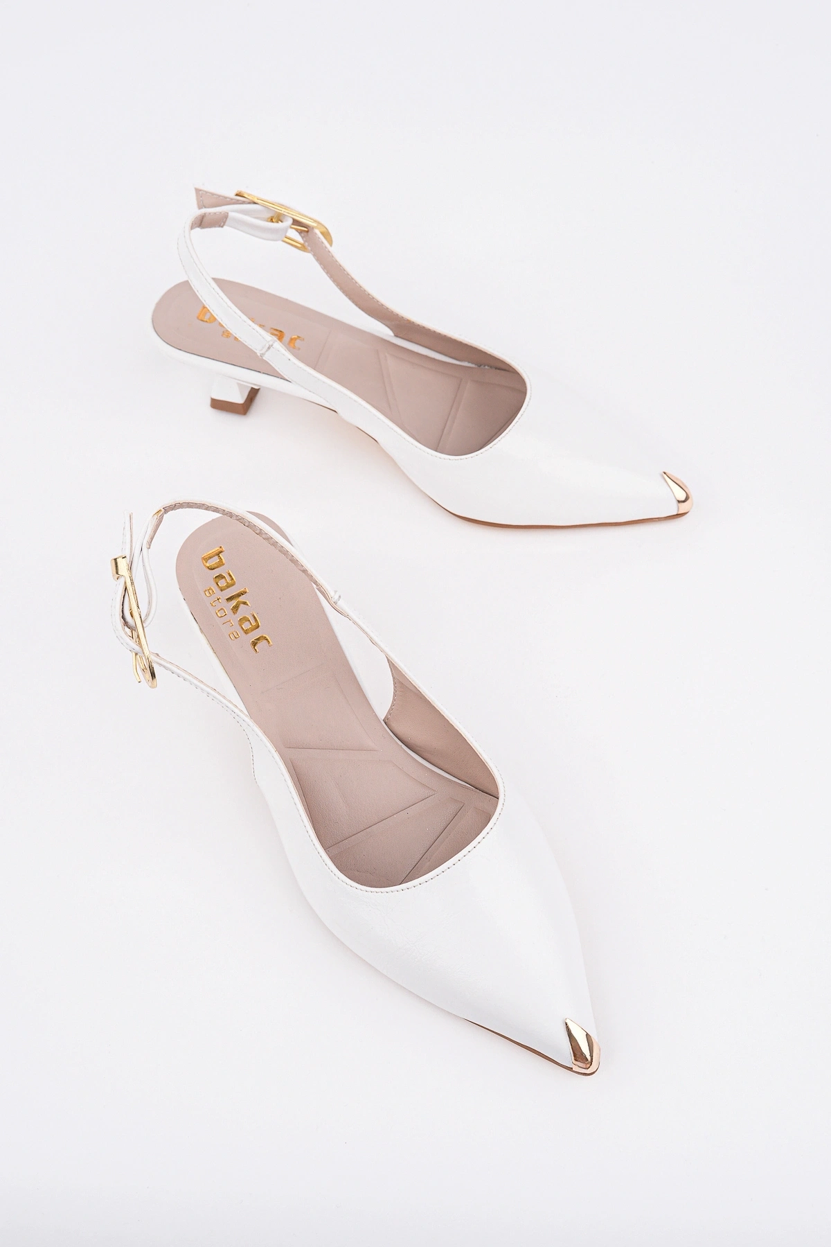 Kadın Beyaz Kırışık Rugan Burunluk Detaylı Kısa Topuklu Ayakkabı