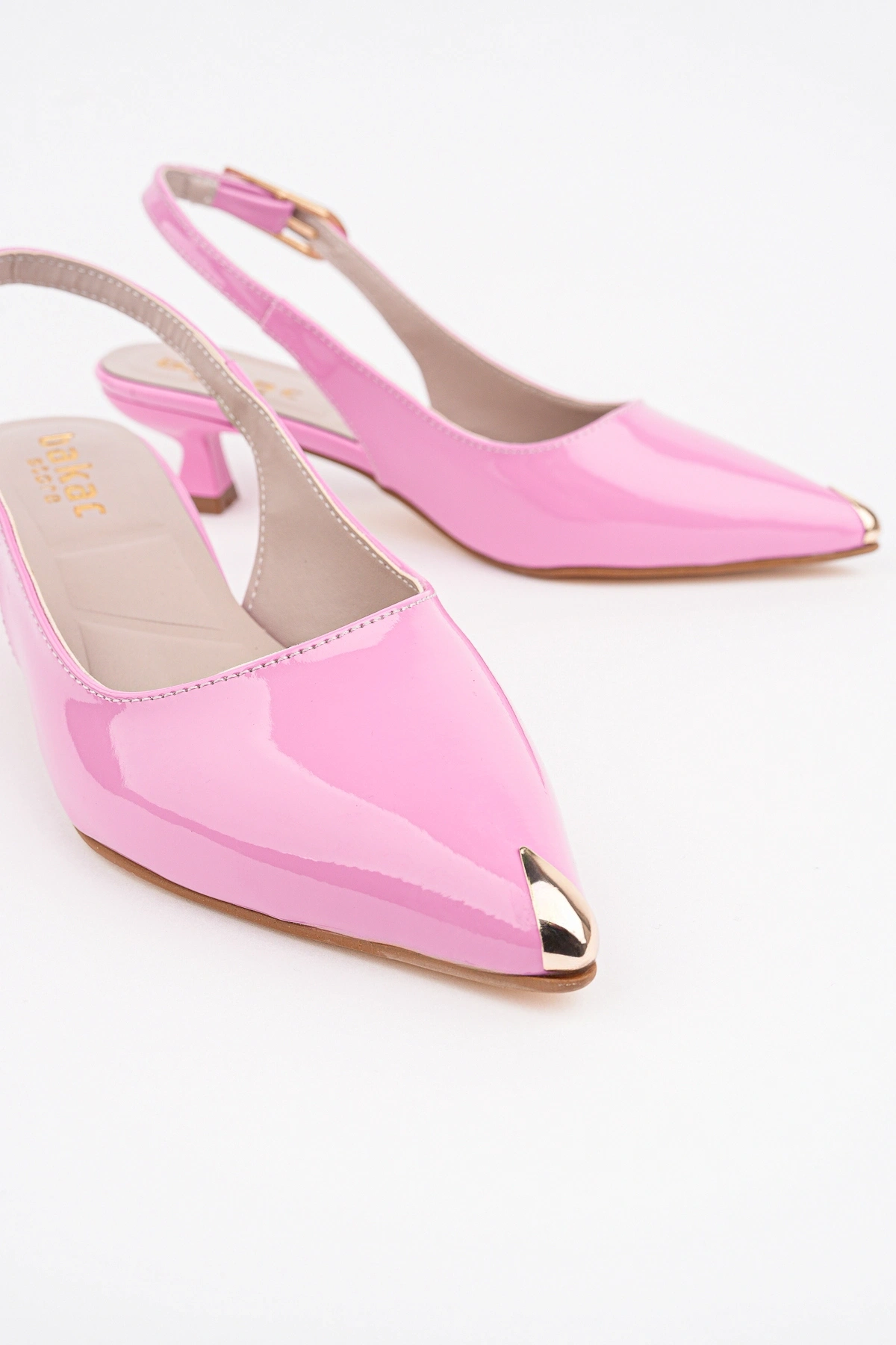 Kadın Pembe Rugan Burunluk Detaylı Kısa Topuklu Ayakkabı