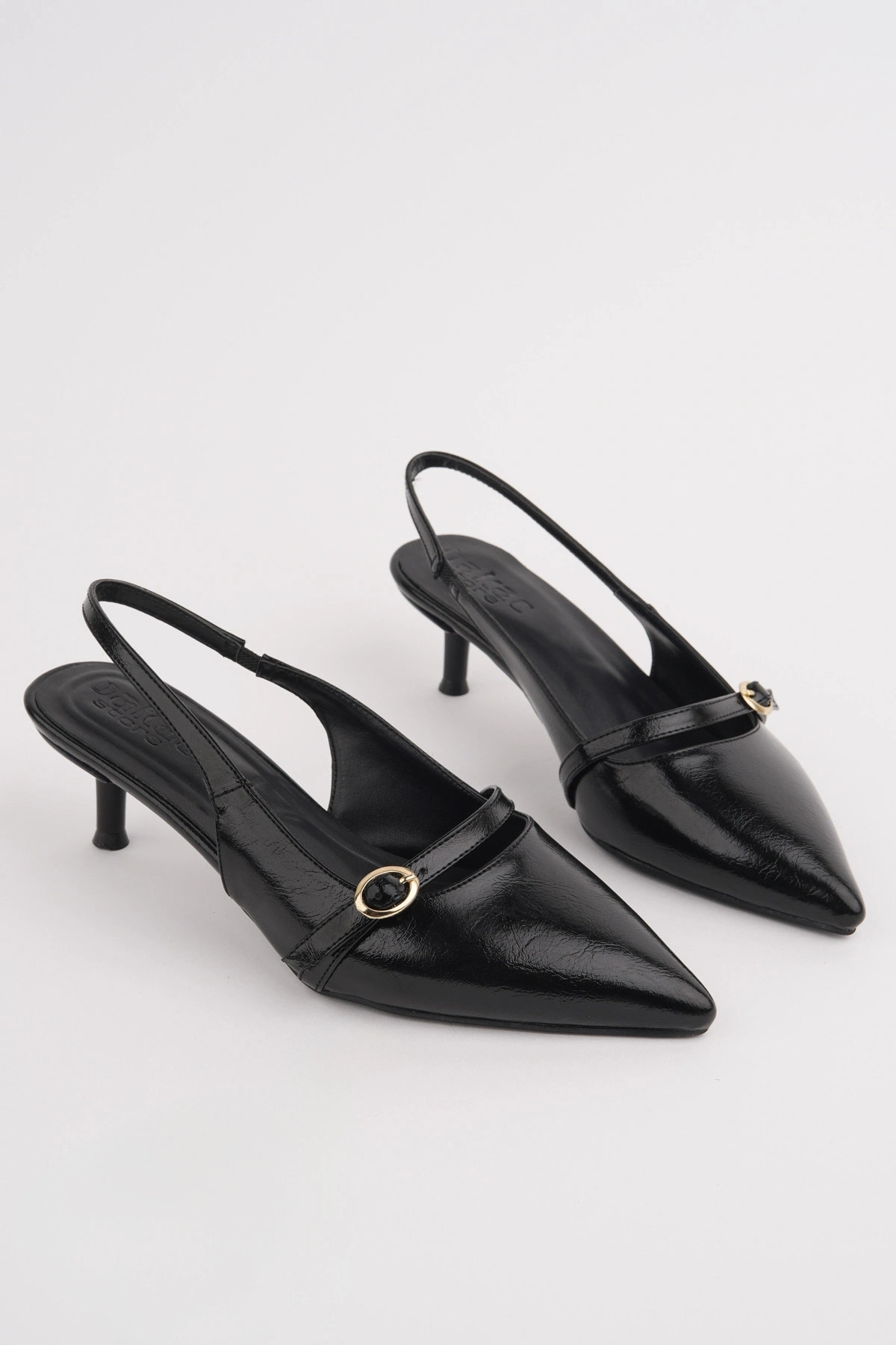 Kadın Siyah Kırışık Rugan Toka Detaylı Sivri Burun Kısa Topuklu Ayakkabı