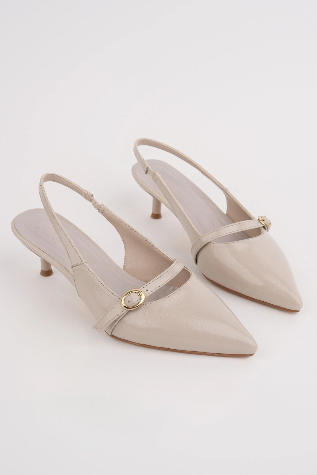 Kadın Bej Kırışık Rugan Toka Detaylı Sivri Burun Kısa Topuklu Ayakkabı