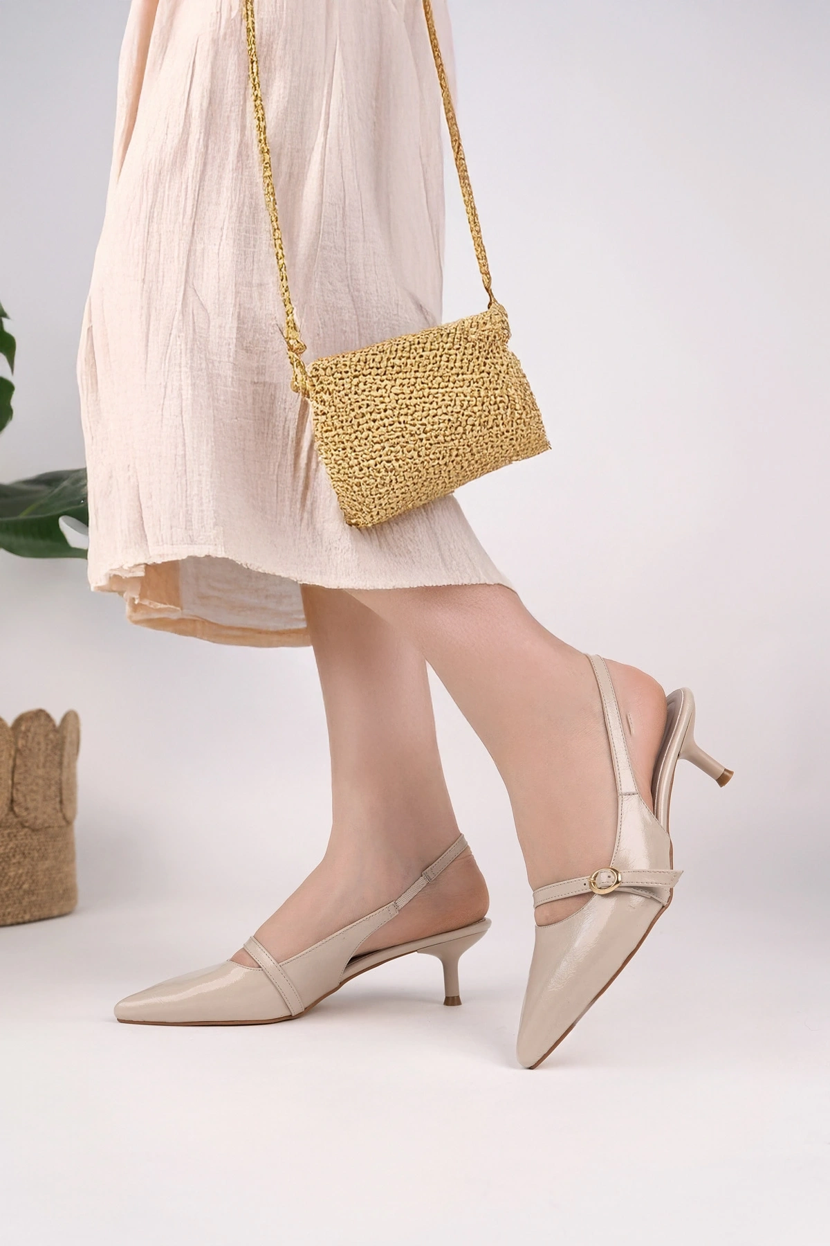 Kadın Bej Kırışık Rugan Toka Detaylı Sivri Burun Kısa Topuklu Ayakkabı