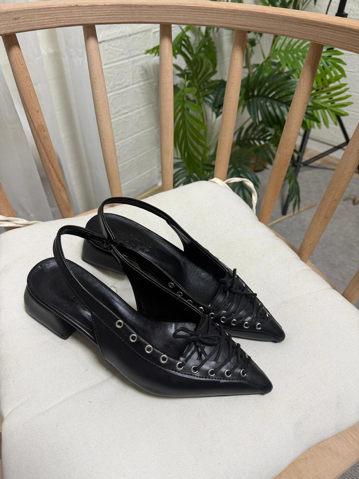 Kadın Siyah Deri Bağcık Detaylı Sivri Burun Şık Topuklu Ayakkabı