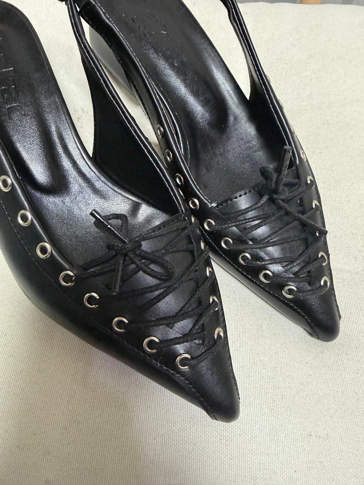 Kadın Siyah Deri Bağcık Detaylı Sivri Burun Şık Topuklu Ayakkabı