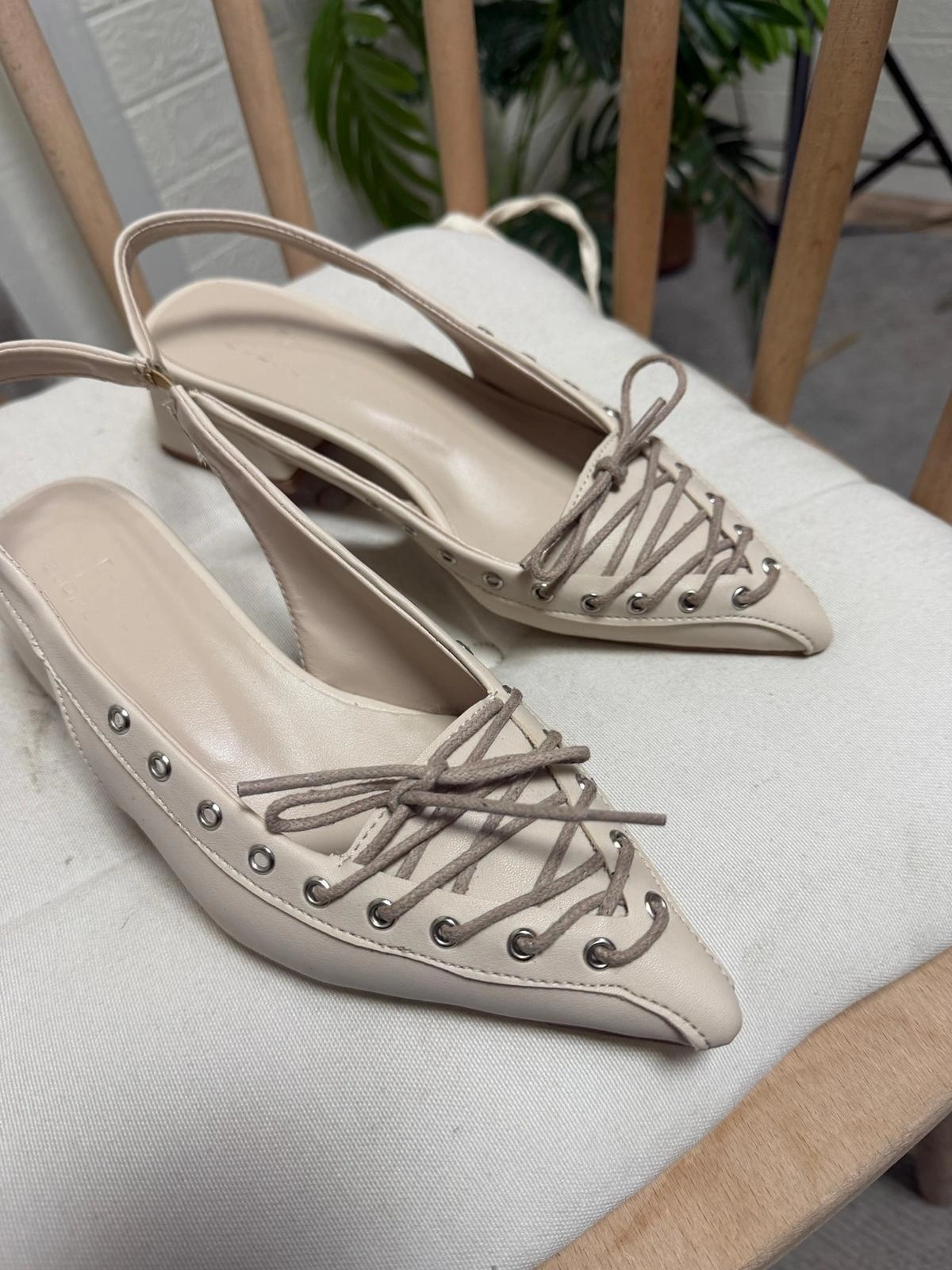 Kadın Bej Deri Bağcık Detaylı Sivri Burun Şık Topuklu Ayakkabı