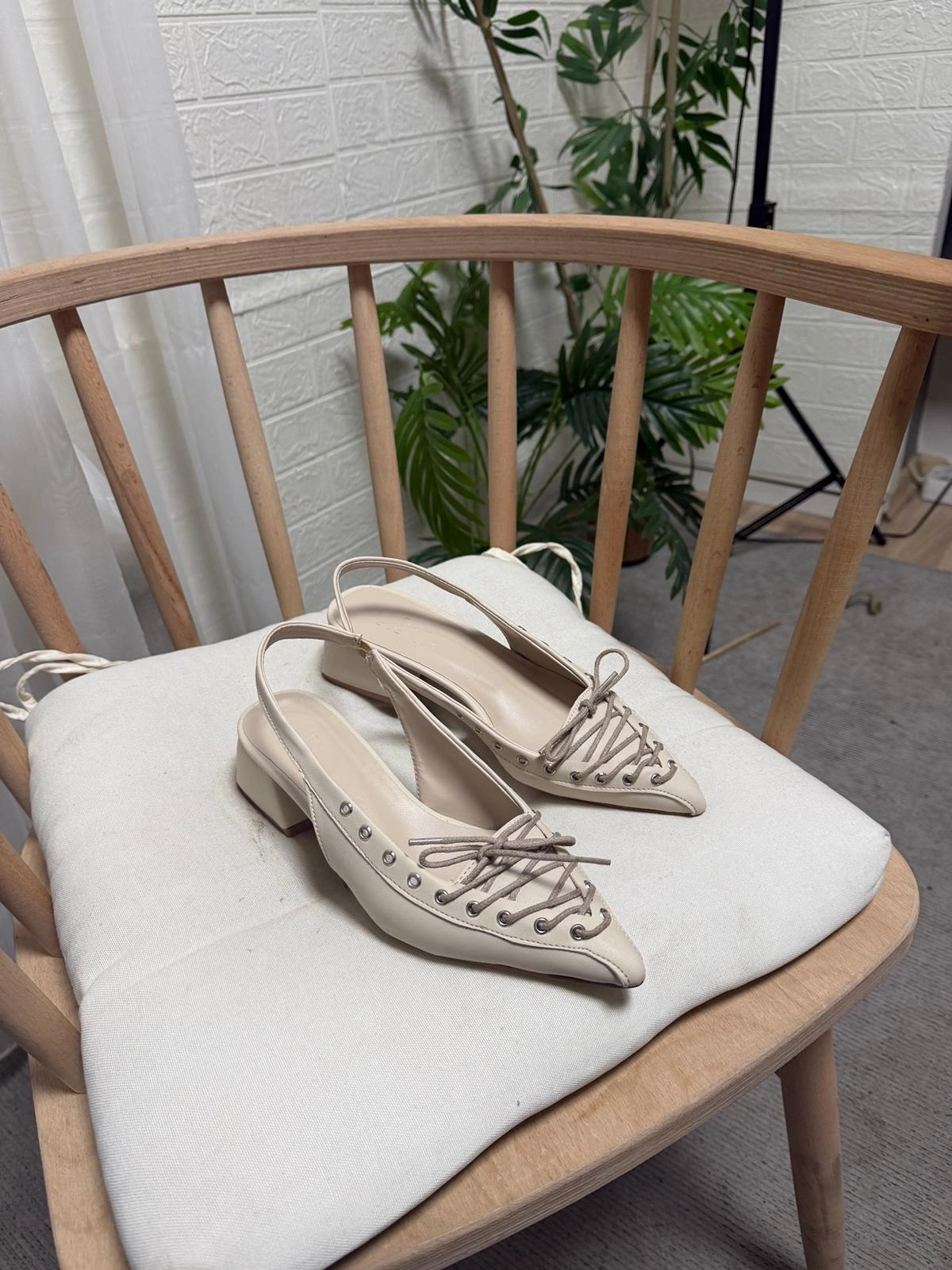 Kadın Bej Deri Bağcık Detaylı Sivri Burun Şık Topuklu Ayakkabı