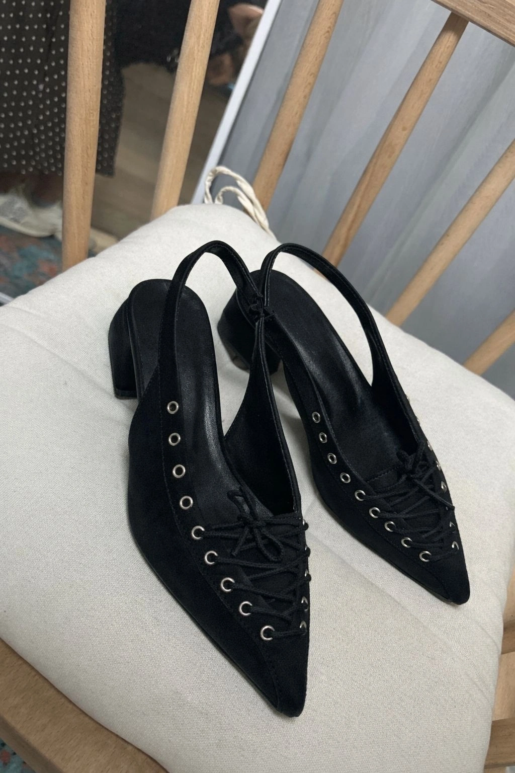 Kadın Siyah Süet Bağcık Detaylı Sivri Burun Şık Topuklu Ayakkabı