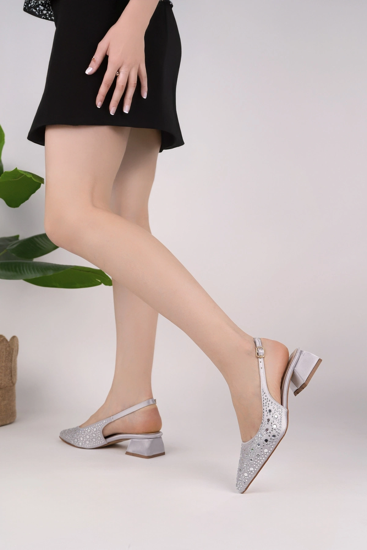 Kadın Gümüş Saten Kumaş Pırlantalı Topuklu ayakkabı