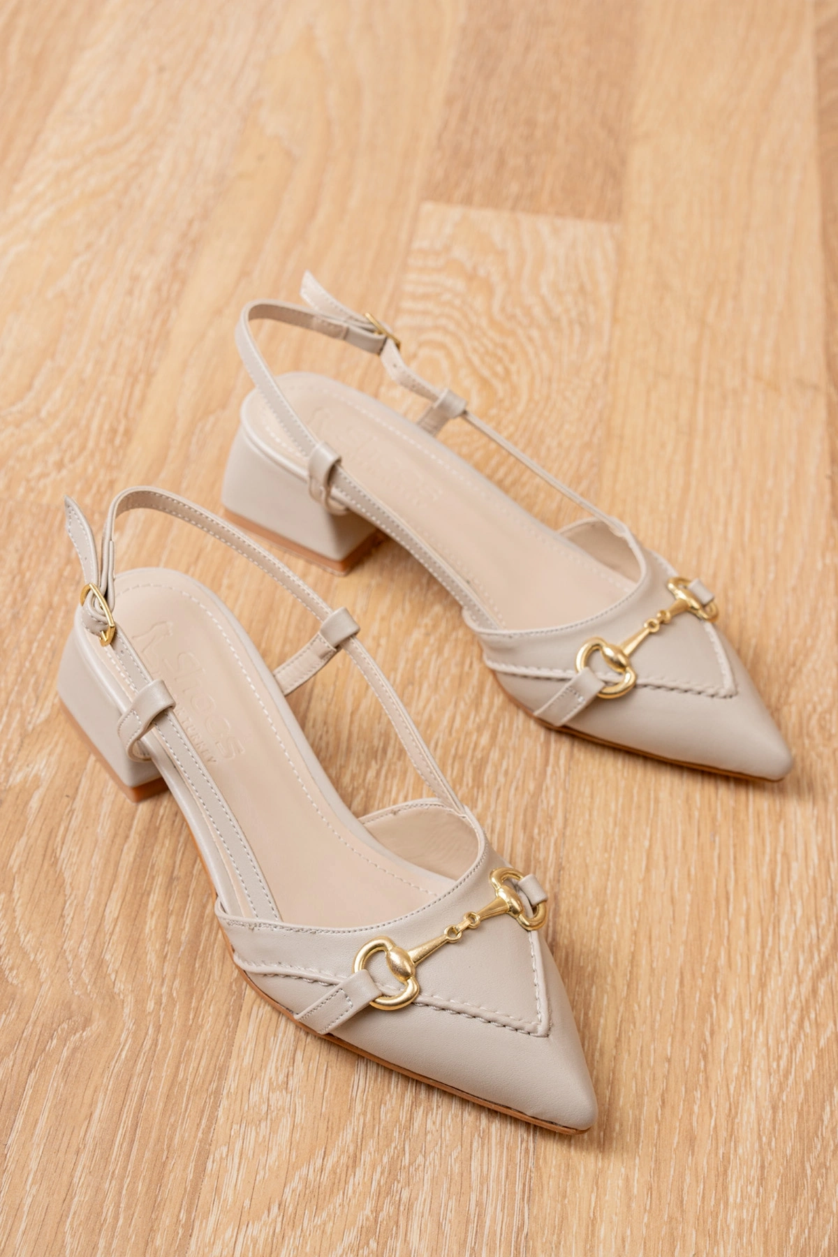 Kadın Bej Deri Saraçlı Tokalı Sivri Burun Topuklu Ayakkabı