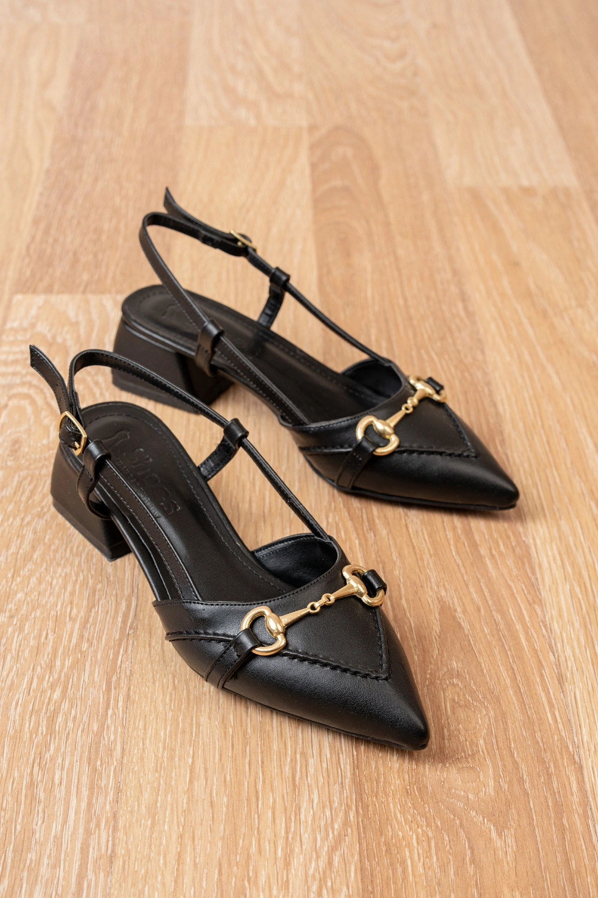 Kadın Siyah Deri Saraçlı Tokalı Sivri Burun Topuklu Ayakkabı