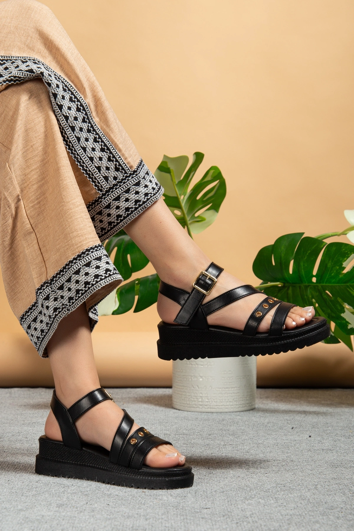 Kadın Siyah Aksesuar Detaylı Günlük Sandalet