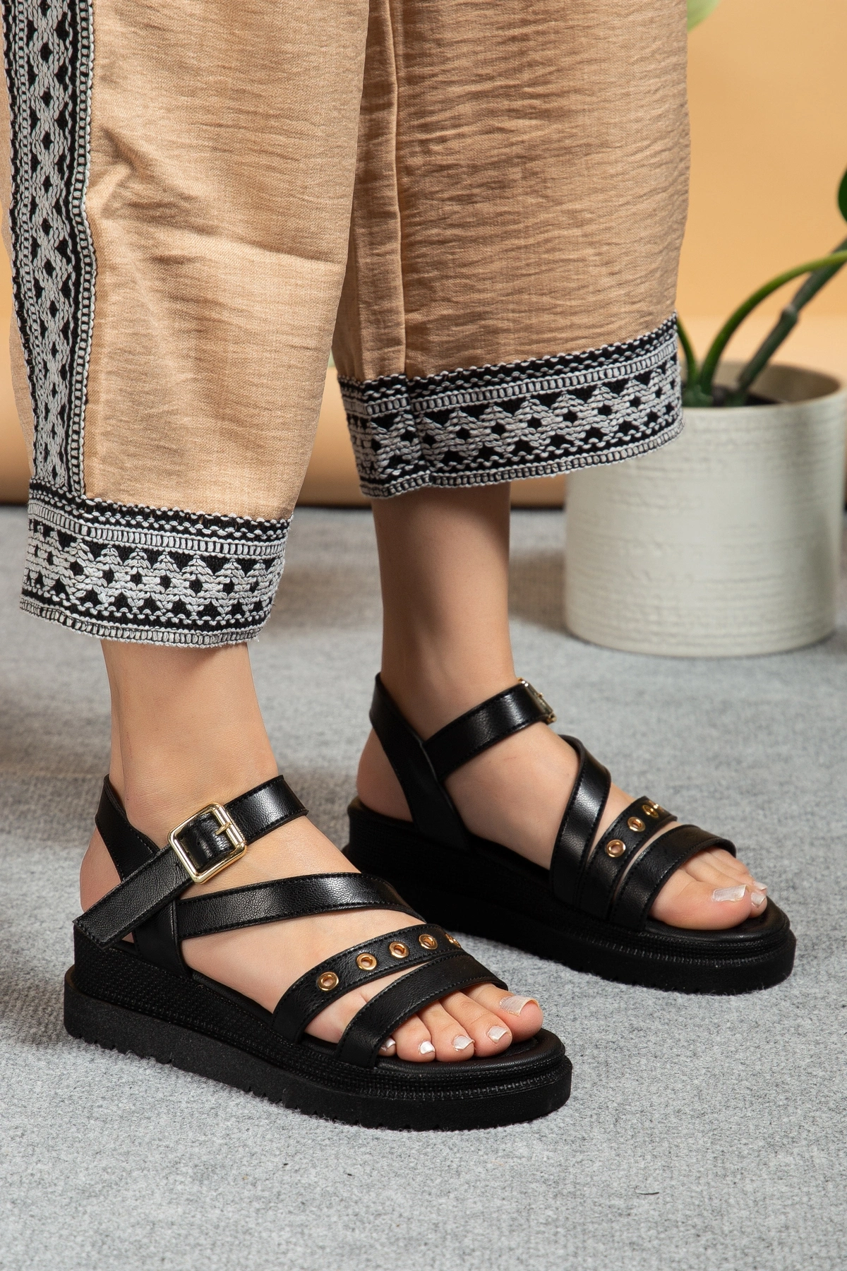 Kadın Siyah Aksesuar Detaylı Günlük Sandalet
