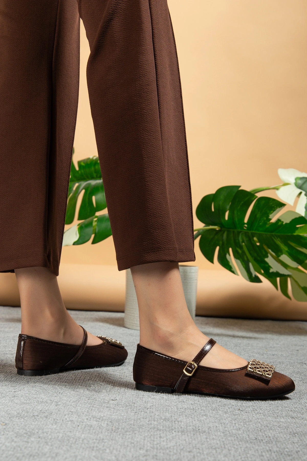 Kadın Kahverengi Önü Tokalı Parlak Kumaş Babet