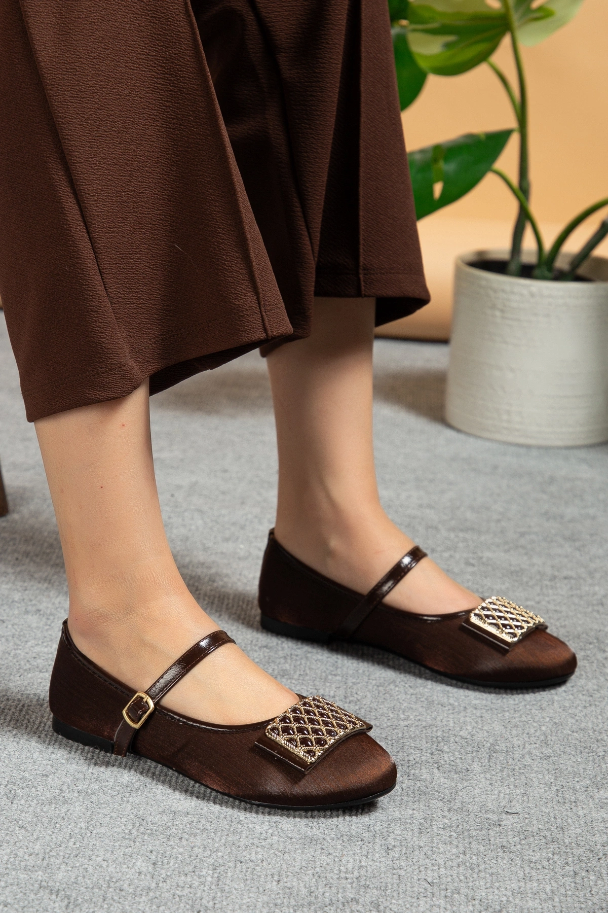 Kadın Kahverengi Önü Tokalı Parlak Kumaş Babet