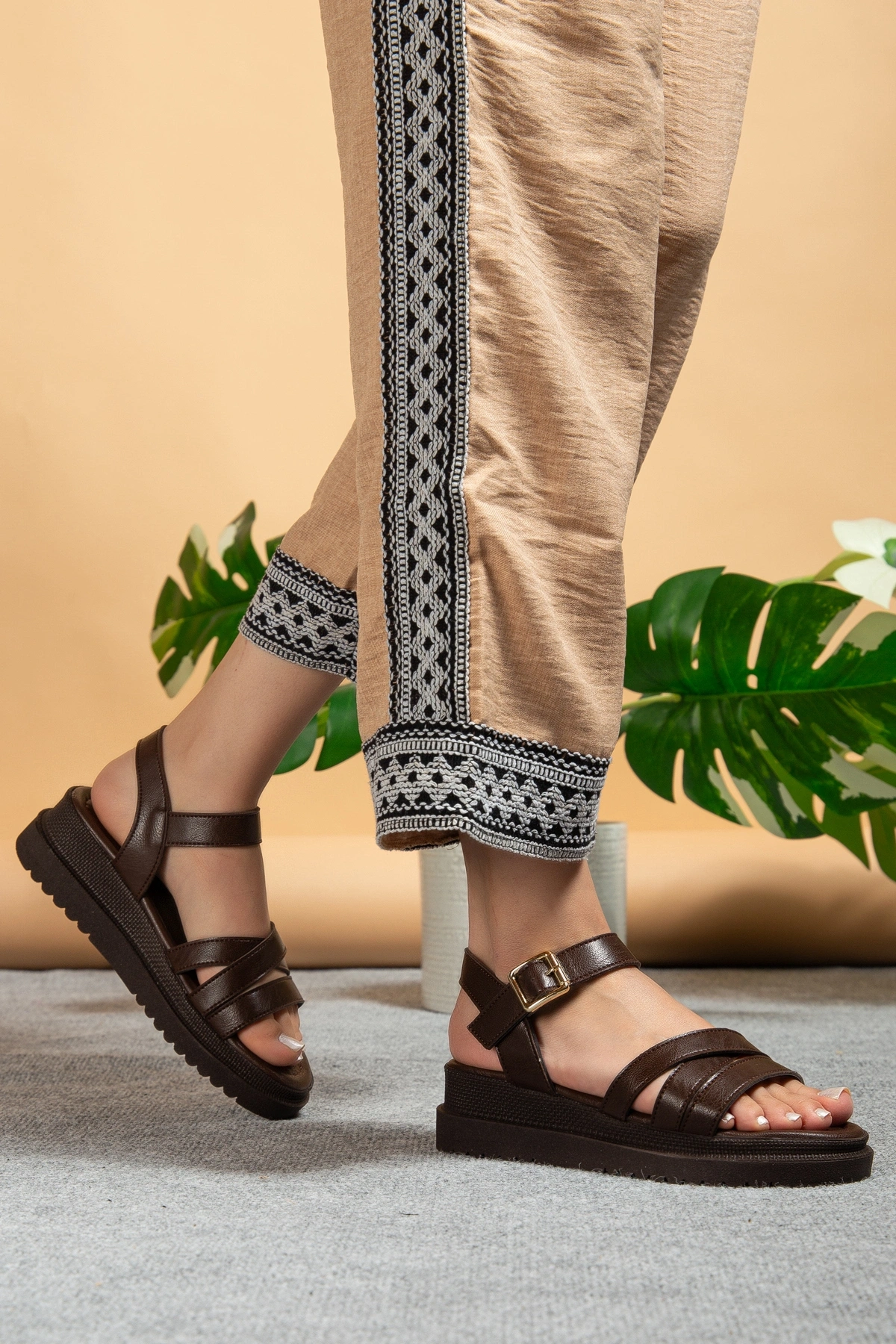 Kadın kahverengi Üç Biyeli Günlük Sandalet