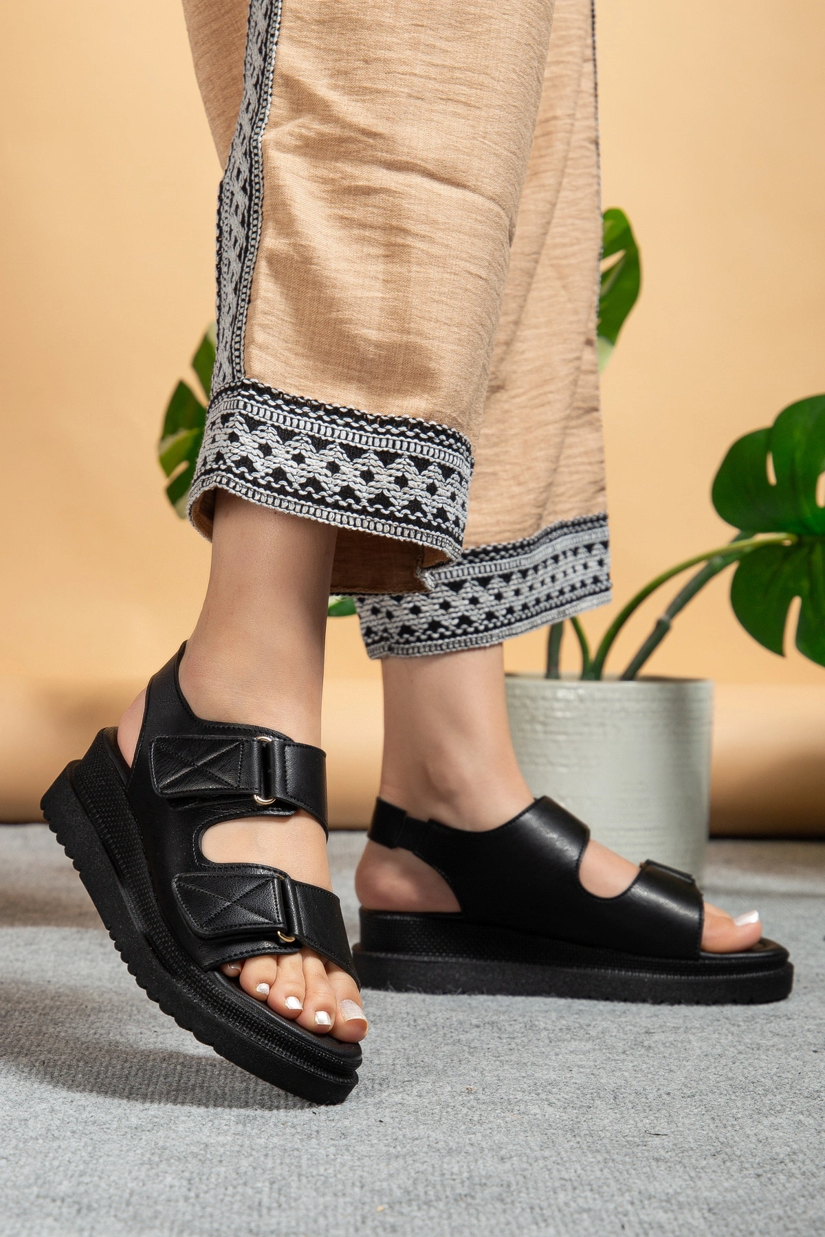 Kadın Siyah Cırtcırt Detaylı Günlük Sandalet