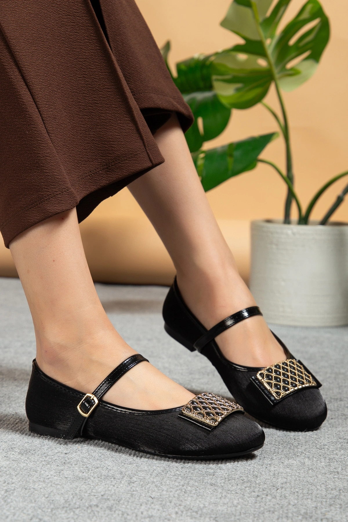 Kadın Siyah Önü Tokalı Parlak Kumaş Babet