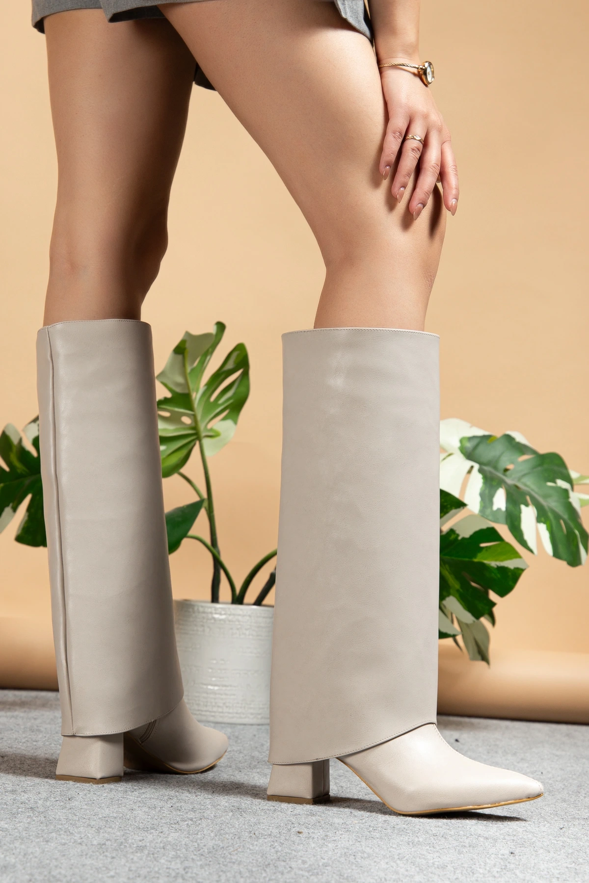 Kadın Takıp Çıkarılabilen Tozluk Detaylı Sivri Burun Bej Deri Çizme