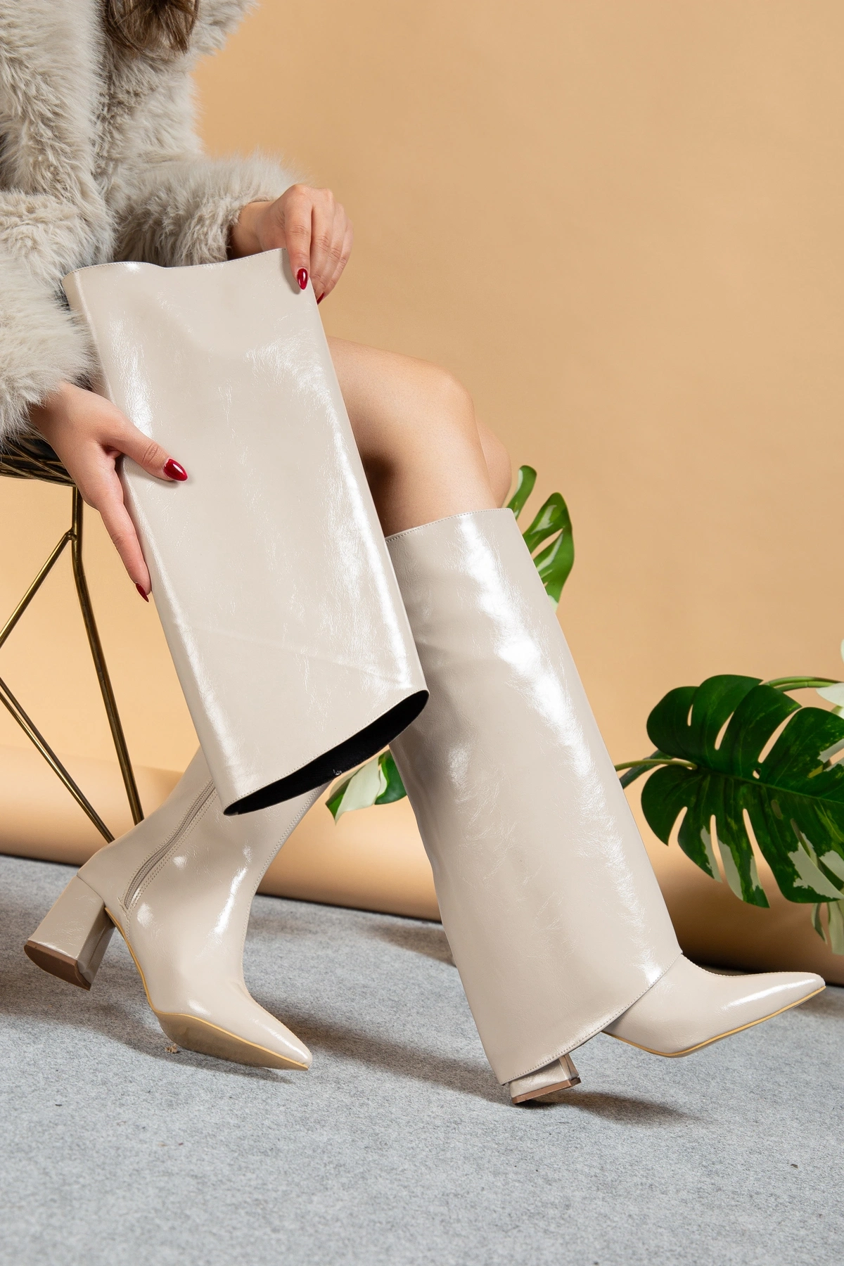 Kadın Tozluk Detaylı Takıp Çıkarılabilen Sivri Burun Bej Kırışık Rugan Çizme