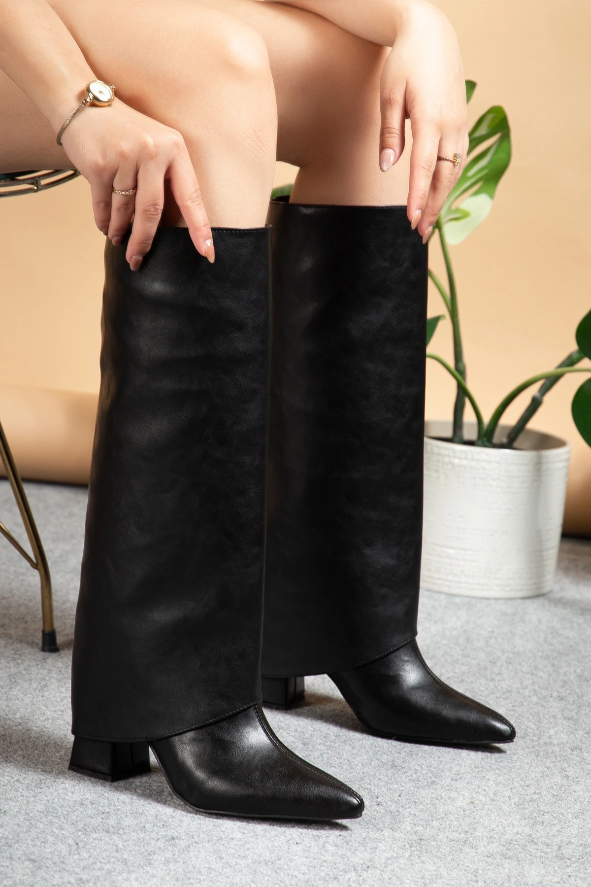 Kadın Takıp Çıkarılabilen Tozluk Detaylı Sivri Burun Siyah Deri Çizme
