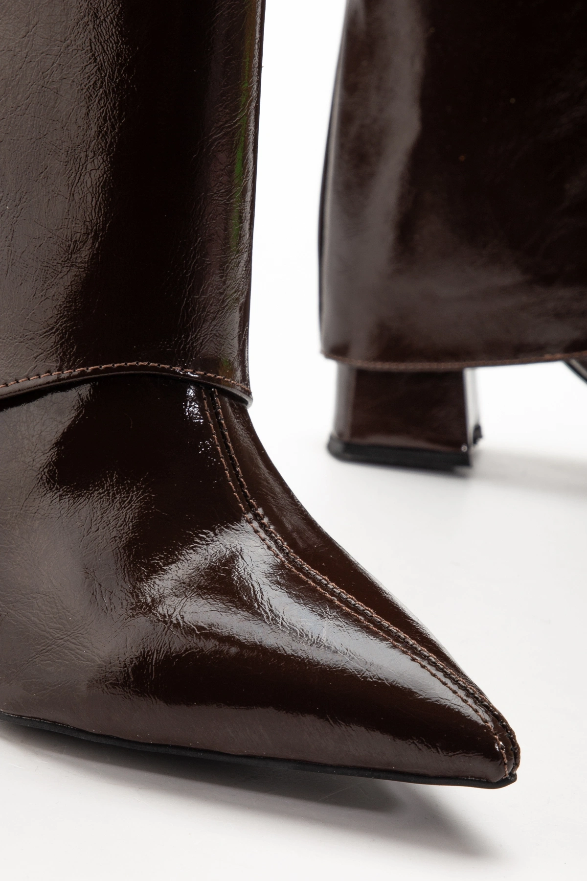 Kadın Tozluk Detaylı Takıp Çıkarılabilen Sivri Burun Acı Kahverengi Kırışık Rugan Çizme