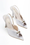 Kadın Saten Gümüş Rengi Toka Detaylı Sivri Burun Topuklu Ayakkabı
