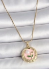 316L Çelik Gold Renk Zincir Pembe Çiçek İşlemeli inci Detay Portre Model Kadın Kolye