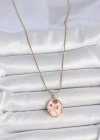 316L Çelik Gold Renk Zincir Pembe Çiçek İşlemeli İnci Detay Portre Model Kadın Kolye