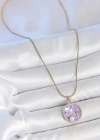 316L Çelik Gold Renk Zincir Zirkon Taşlı Mor Mineli Çiçek İşlemeli İnci Detay Portre Model Kadın Kolye