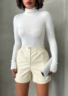 Beli lastikli çıtçıtlı deri şort krem w241007