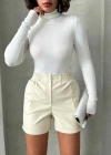 Beli lastikli çıtçıtlı deri şort krem w241007
