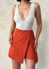 İki düğmeli kapaklı şort etek kremit s24046