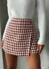 İki düğmeli kaz ayağı desen ch kumaş şort etek bordobeyaz h26414