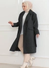 Kadın Kaşe Kaban – Uzun Boy 115 cm Kruvaze Yaka Kuşaklı Astarlı Kışlık Tesettür Kaban, Yünlü Dokuma Kaşmir Kumaş, Cepli Oversize Rahat Kalıp Şık Modern Kaban Mont Modeli (Günlük ve Özel Gün Kombinlerine Uygun) - Siyah