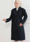 Kadın Kaşe Kaban – Uzun Boy Kruvaze Yaka Kuşaklı Tesettür Kaşe Kışlık Kaban, Astarlı Şık Yünlü Dokuma Oversize Rahat Kalıp Cepli Düğmeli Modern Kap Modeli - Lacivert