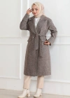Kadın Kaşe Kaban – Uzun Boy Kruvaze Yaka Kuşaklı Tesettür Kaşe Kışlık Kaban, Astarlı Şık Yünlü Dokuma Oversize Rahat Kalıp Cepli Düğmeli Modern Kap Modeli - Vizon
